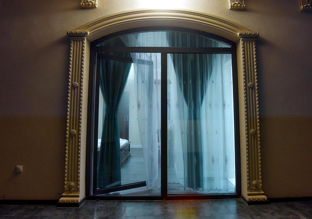 Hotel Imperium Botiz Exteriör bild